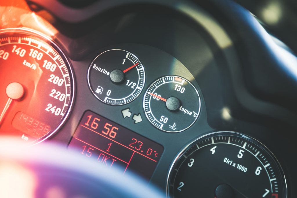 detaliul-la-care-ar-trebui-sa-fie-atenti-romanii,-cand-cumpara-autoturisme-second-hand.-dealerii-auto-au-o-arma-secreta:-istoricul-masinilor