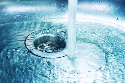 o-italianca-a-primit-doua-facturi-uriase-la-apa,-in-valoare-de-56000-de-euro.-ar-putea-umple-mai-multe-piscine-olimpice