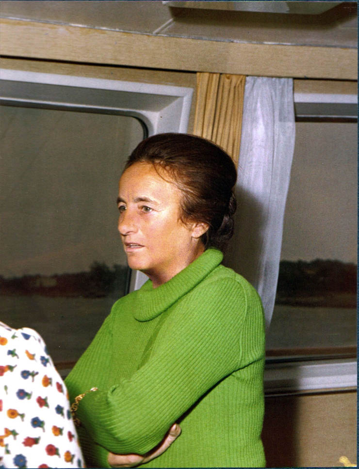 brandul-preferat-al-elenei-ceausescu.-romancele-nu-si-ar-fi-permis-niciodata-acele-haine-si-parfumurile-sotiei-lui-nicolae-ceausescu