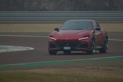 purosangue:-un-ferrari-de-familie,-fara-compromisuri.este-primul-model-cu-patru-usi,-care-nu-se-vrea-a-fi-un-suv