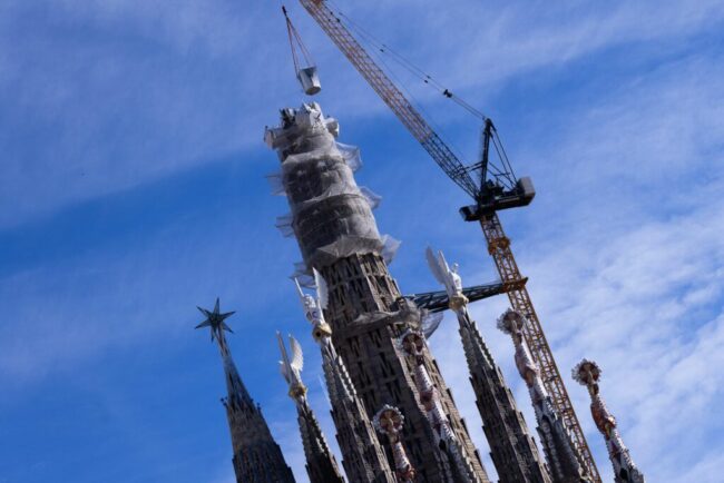 ultima-piesa-din-turnul-central-al-bazilicii-sagrada-familia-a-fost-montata