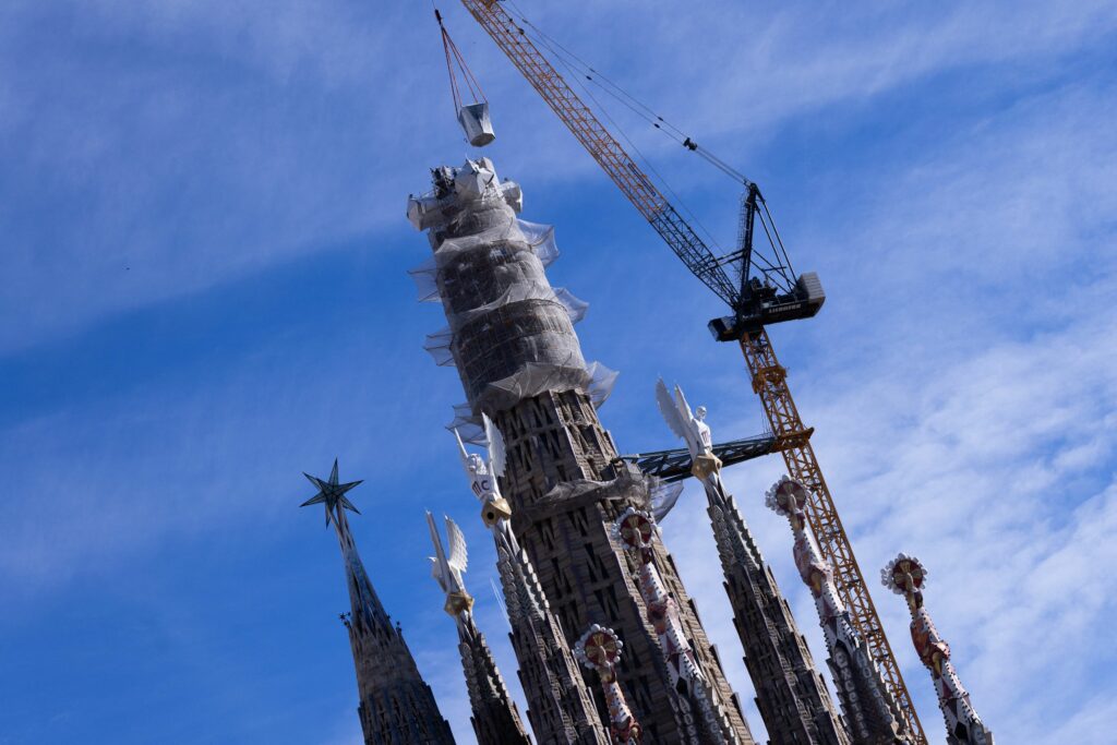ultima-piesa-din-turnul-central-al-bazilicii-sagrada-familia-a-fost-montata