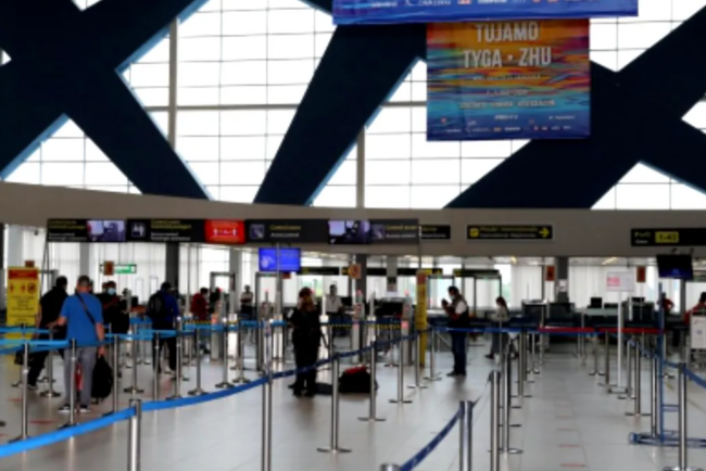 trafic-in-conditii-de-ninsoare-abundenta-pe-aeroporturile-din-bucuresti.-zborurile-pot-intarzia