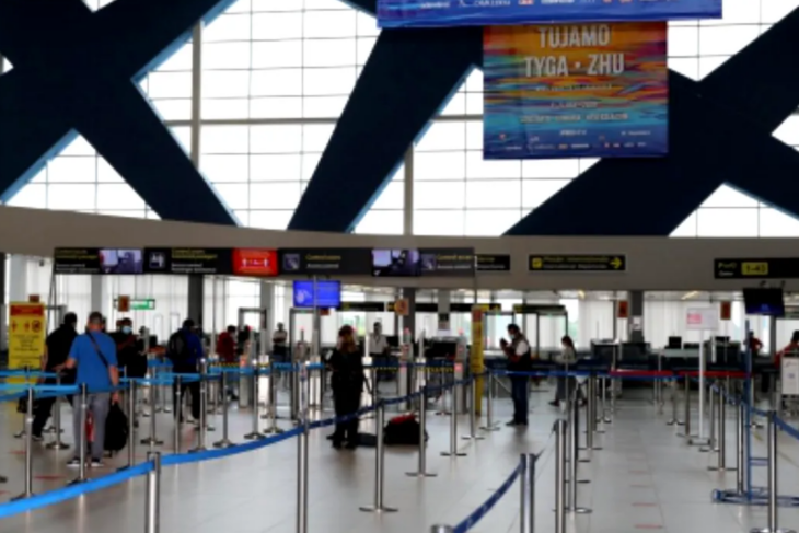trafic-in-conditii-de-ninsoare-abundenta-pe-aeroporturile-din-bucuresti.-zborurile-pot-intarzia