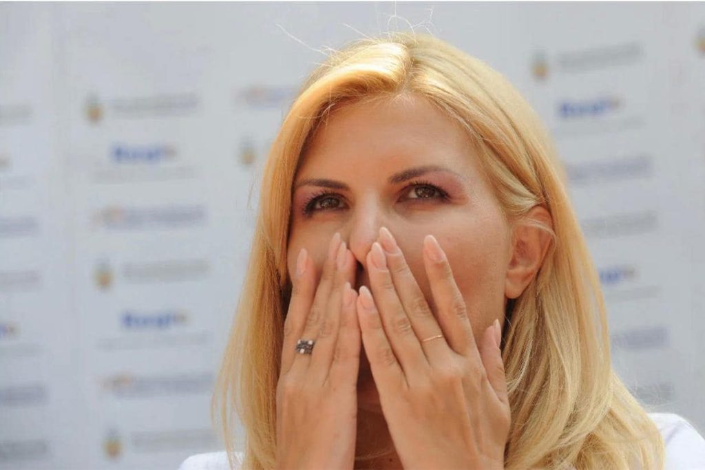 fostul-ministru-elena-udrea,-prima-iesire-la-sala-alaturi-de-fiica-sa.-poate-asa-ma-tin-si-eu-de-sport!-foto-–-playtech-stiri