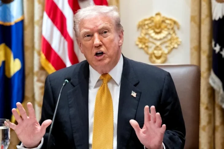 trump-riposteaza-si-mai-dur:-tarifele-globale-sunt-crescute-la-15%-dupa-decizia-curtii-supreme