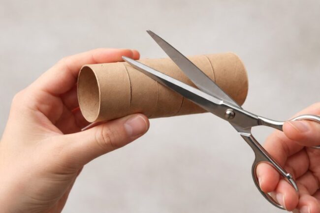 rola-goala-de-hartie-igienica,-protectia-ieftina-impotriva-socurilor-produse-de-electricitatea-statica-iarna,-cand-atingi-manerul-usii