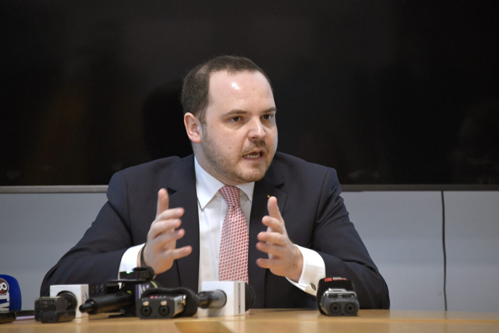 alexandru-rogobete,-dupa-cazul-medicului-care-opera-la-privat-in-timpul-programului-de-la-stat:-nu-functioneaza-doar-cu-vorba-buna.-voi-declansa-un-control-national-extins