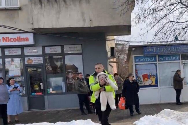 imaginea-zilei-politistul-din-iasi-care-a-salvat-un-bebelus-din-flacari:-„nu-e-despre-felicitari-sau-laude”.-romanii-cer-avansarea-agentului-in-grad-–-playtech-stiri