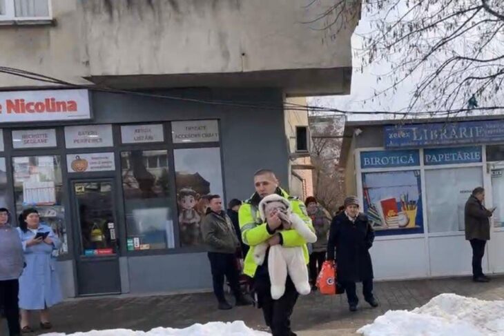 imaginea-zilei-politistul-din-iasi-care-a-salvat-un-bebelus-din-flacari:-„nu-e-despre-felicitari-sau-laude”.-romanii-cer-avansarea-agentului-in-grad-–-playtech-stiri