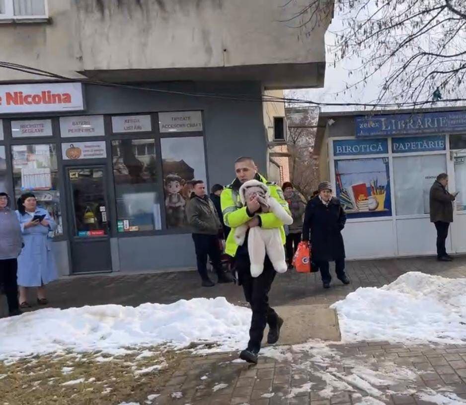 imaginea-zilei-politistul-din-iasi-care-a-salvat-un-bebelus-din-flacari:-„nu-e-despre-felicitari-sau-laude”.-romanii-cer-avansarea-agentului-in-grad-–-playtech-stiri