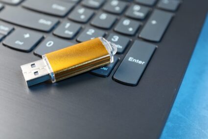 cele-6-utilizari-practice-ale-unui-stick-usb.-de-ce-acest-instrument-tehnologic-poate-fi-o-comoara