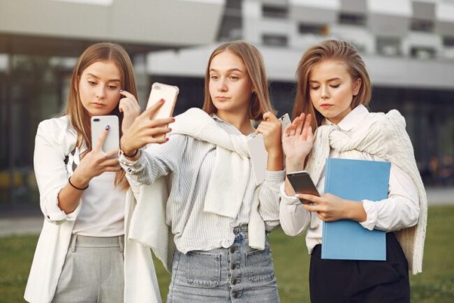 telefoanele-mobile-ar-putea-fi-interzise-total-in-scolile-din-romania.-tarile-in-care-elevii-nu-au-voie-cu-astfel-de-dispozitive-in-unitatile-de-invatamant