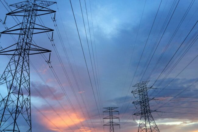 ucraina-continua-importurile-de-electricitate,-in-pofida-tensiunilor-regionale.-ce-transmite-slovacia