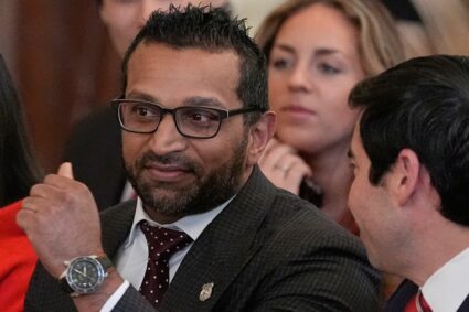 cum-s-a-aparat-directorul-fbi-dupa-imaginile-in-care-apare-petrecand-cu-bere-in-vestiarul-nationalei-sua-de-hochei