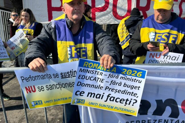 profesorii-si-studentii-protesteaza-la-cotroceni.-ce-ii-transmit-lui-nicusor-dan,-in-sunet-de-vuvuzele:-performanta-se-sustine,-nu-se-sanctioneaza
