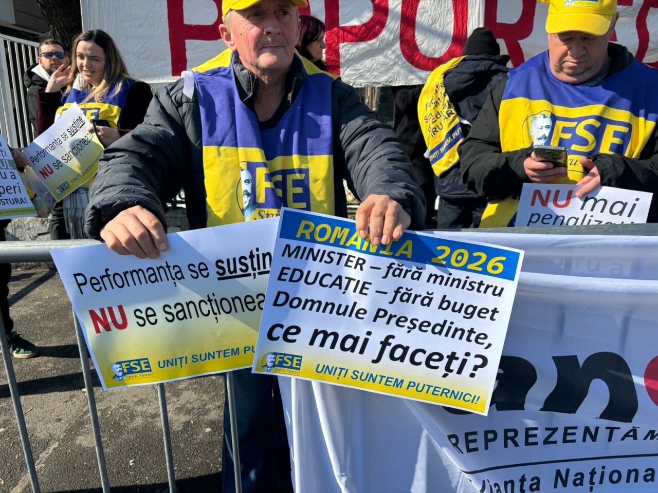 profesorii-si-studentii-protesteaza-la-cotroceni.-ce-ii-transmit-lui-nicusor-dan,-in-sunet-de-vuvuzele:-performanta-se-sustine,-nu-se-sanctioneaza