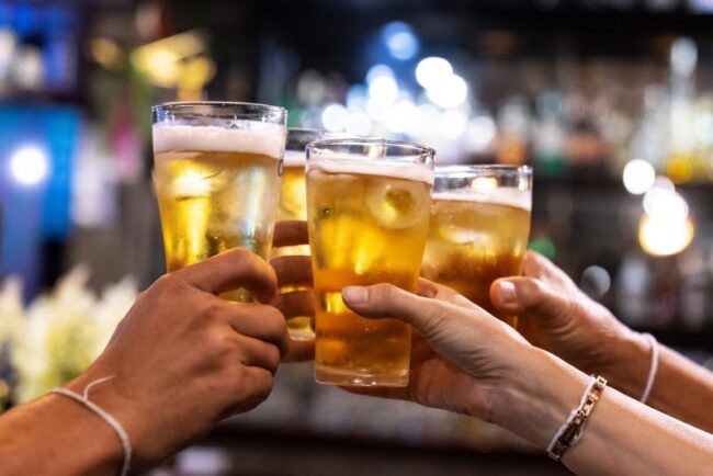 alcoolul-schimba-rapid-felul-in-care-comunica-creierul,-iar-un-studiu-nou-arata-de-ce-unii-se-simt-mai-beti-decat-altii