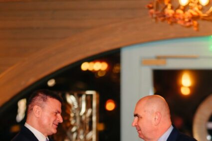 bolojan-a-petrecut-cu-nazare-si-cu-predoiu-dupa-sedinta-de-guvern-in-care-a-adoptat-ordonantele-cu-taieri.-cine-a-fost-sarbatoritul,-omul-de-campanie-al-lui-crin-antonescu