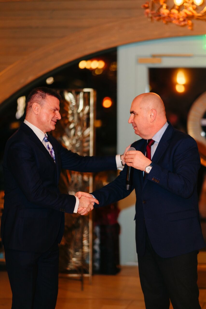 bolojan-a-petrecut-cu-nazare-si-cu-predoiu-dupa-sedinta-de-guvern-in-care-a-adoptat-ordonantele-cu-taieri.-cine-a-fost-sarbatoritul,-omul-de-campanie-al-lui-crin-antonescu