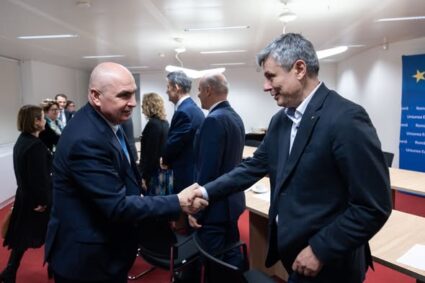 bolojan-a-aterizat-de-urgenta-la-bruxelles-cu-legea-pensiile-de-serviciu-ale-magistratilor-promulgata,-in-plic.-ce-spera-sa-recupereze-premierul