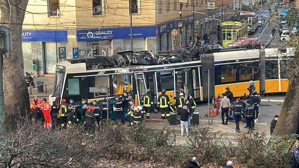 accident-tragic-in-milano:-un-tramvai-a-deraiat-intr-o-intersectie.-un-mort-si-cel-putin-39-de-raniti