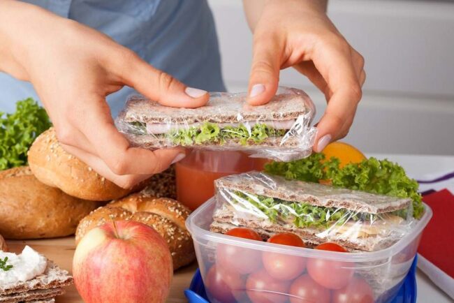 dieta-bazata-pe-consumul-de-plastic:-tendinta-virala-periculoasa-din-china-ce-implica-mestecarea-alimentelor-invelite-in-folie-si-scuiparea-lor