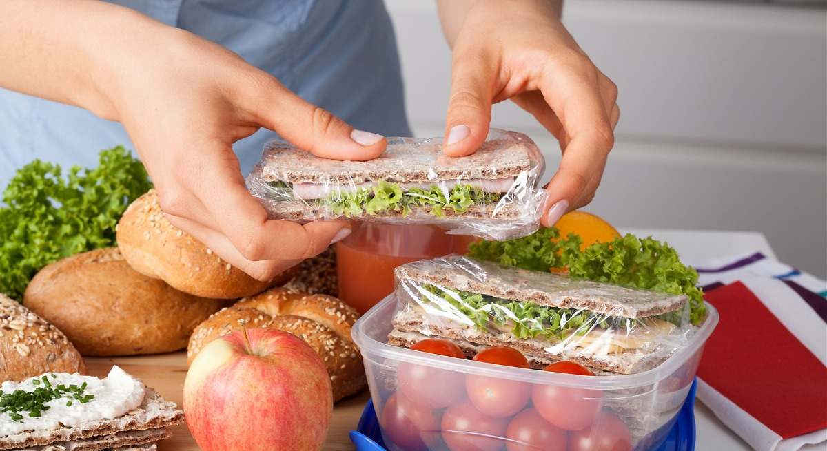 dieta-bazata-pe-consumul-de-plastic:-tendinta-virala-periculoasa-din-china-ce-implica-mestecarea-alimentelor-invelite-in-folie-si-scuiparea-lor