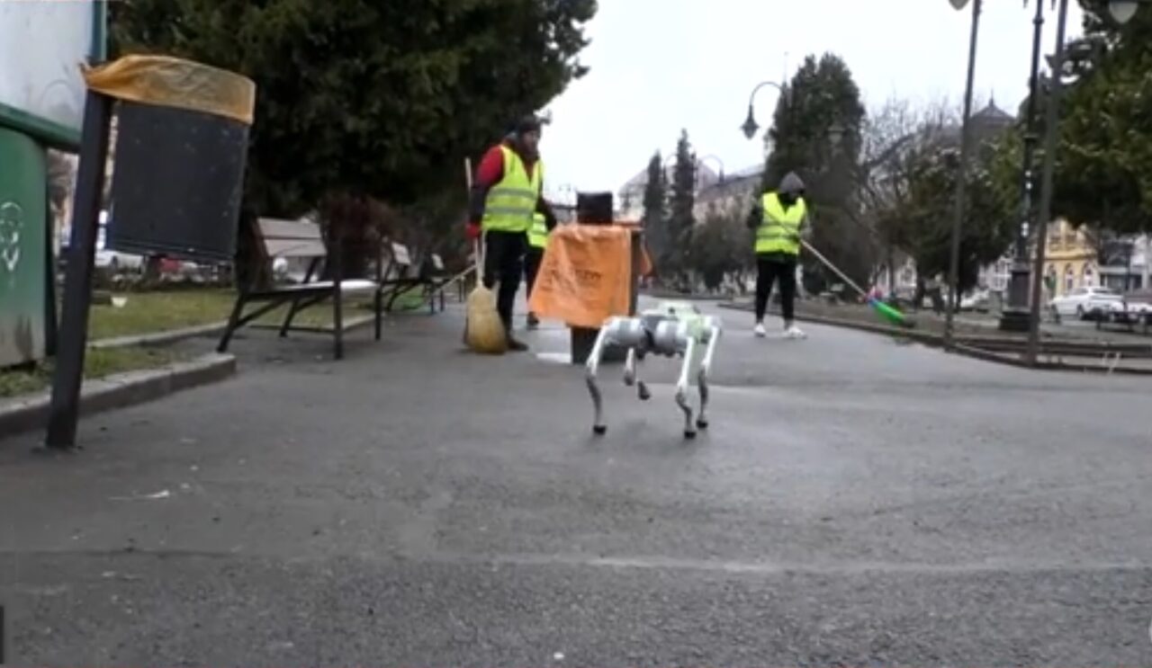 orasul-din-romania-in-care-robotii-fac-ordine-pe-strazi.-va-rugam-sa-pastrati-curatenia!-colectati-deseurile-selectiv!