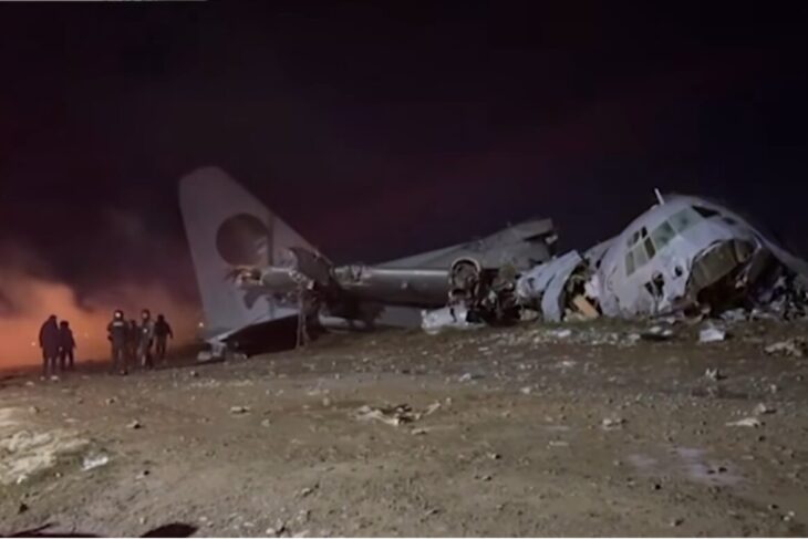 scene-incredibile-in-bolivia.-dupa-prabusirea-unui-avion-cu-bani,-localnicii-s-au-pus-pe-strans-bancnotele,-printre-cadavre-si-ramasitele-aeronavei
