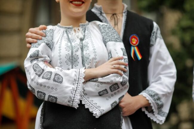 de-ce-majoritatea-numelor-de-familie-romanesti-se-termina-in-escu