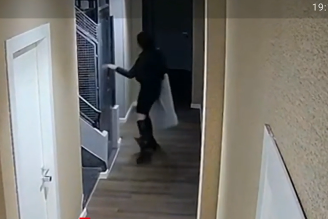 jaf-sprintar-in-piata-romana-din-bucuresti.-o-femeie-a-plecat-la-pas-cu-un-televizor-in-cearceaf-dintr-un-apartament-inciriat-in-sistem-hotelier