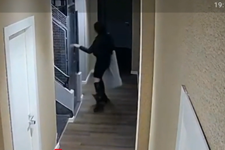 jaf-sprintar-in-piata-romana-din-bucuresti.-o-femeie-a-plecat-la-pas-cu-un-televizor-in-cearceaf-dintr-un-apartament-inciriat-in-sistem-hotelier