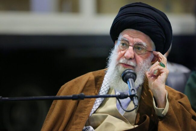 banii-din-umbra-ai-regimului-iranian:-averea-colosala-atribuita-lui-ali-khamenei.-cum-a-ajuns-sa-aiba-o-avere-estimata-la-100-de-miliarde-de-dolari-–-playtech-stiri