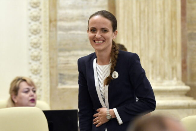 cu-14.000-de-romani-blocati-in-conflictul-din-orientul-mijlociu,-ministrul-oana-toiu-pleaca-in-vizita-in-polonia