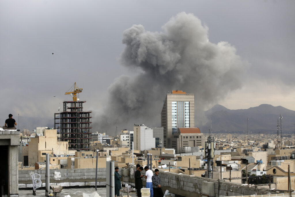 razboi-in-orientul-mijlociu,-ziua-4-israel-a-intrat-cu-trupe-la-sol-in-sudul-libanului-si-ataca-in-iran-irgc-loveste-ambasada-sua-din-riad,-campuri-petroliere-si-baze-sua-trump:-iran-vrea-sa-vorbeasca.-am-spus:-prea-tarziu