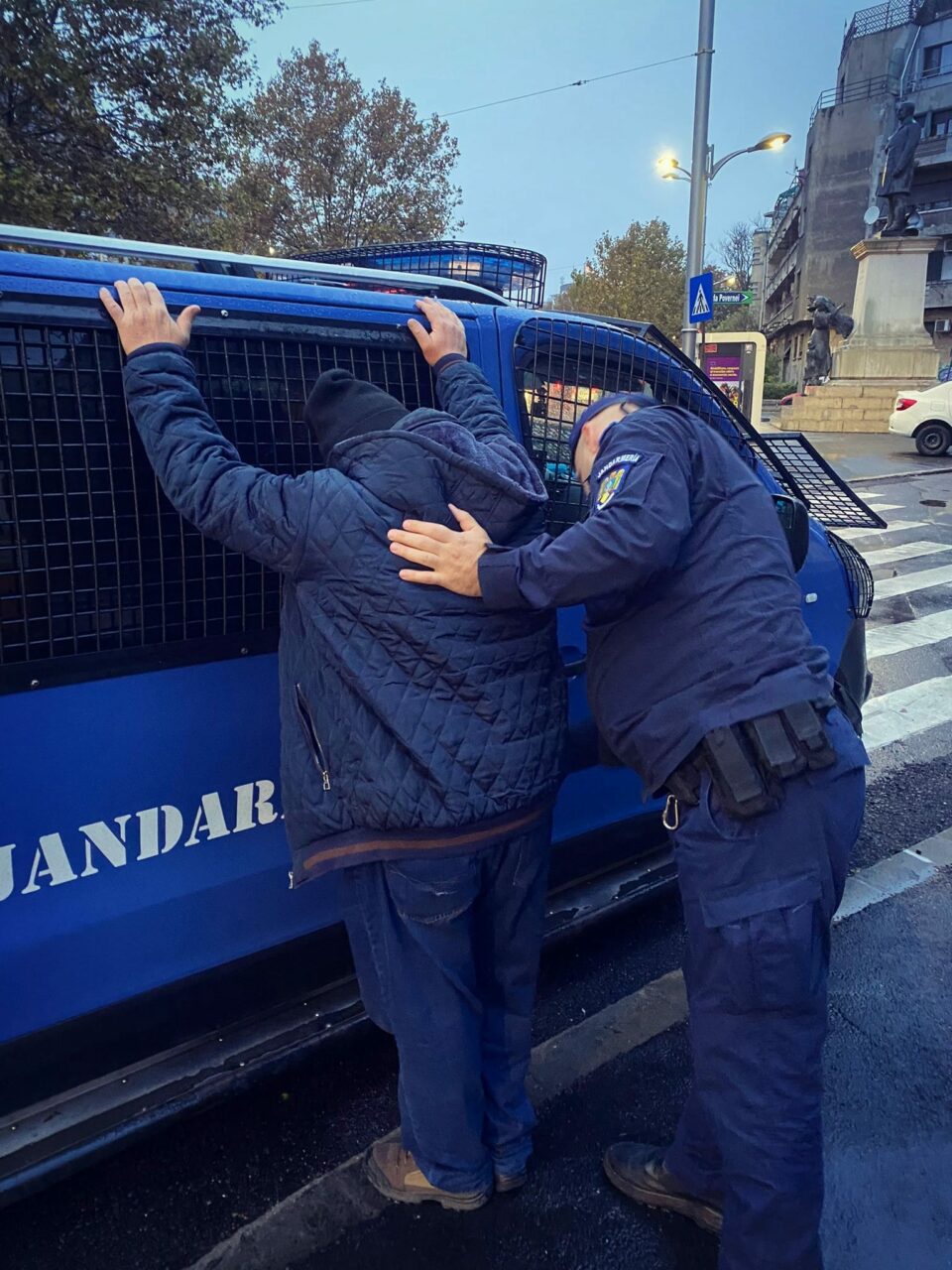 doua-femei-din-judetul-botosani,-mama-si-fiica,-au-fost-atacate-si-jefuite-in-propria-casa.-cine-era-autorul-si-cu-ce-arma-si-a-amenintat-victimele