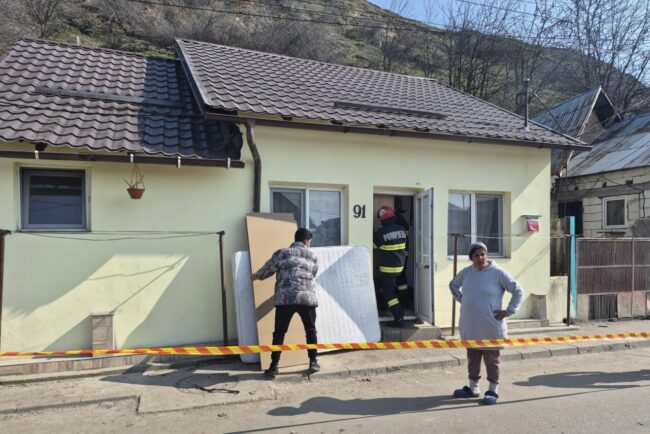 situatia-ramane-critica-la-slatina,-unde-a-avut-loc-o-alunecare-de-teren-pe-un-versant-al-dealului-gradiste.oamenii-nu-vor-sa-stea-in-containere