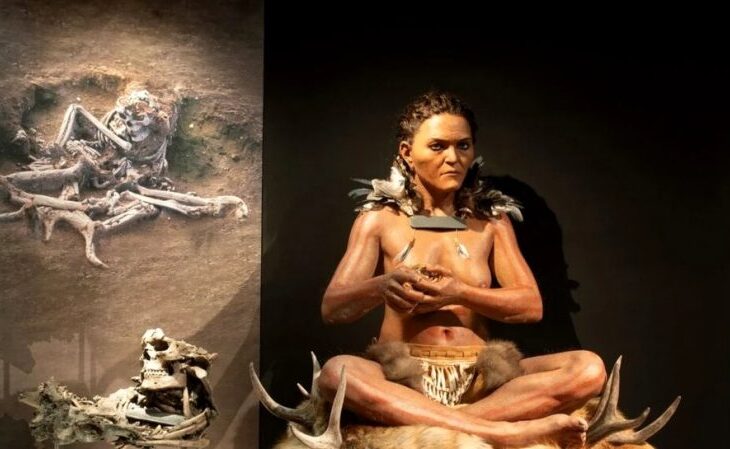 descoperire-impresionanta-in-aceasta-tara-din-europa:-motivul-pentru-care-un-copil-din-epoca-de-piatra-a-fost-ingropat-in-piele-de-caprioara-si-cu-pene-de-ciocanitoare