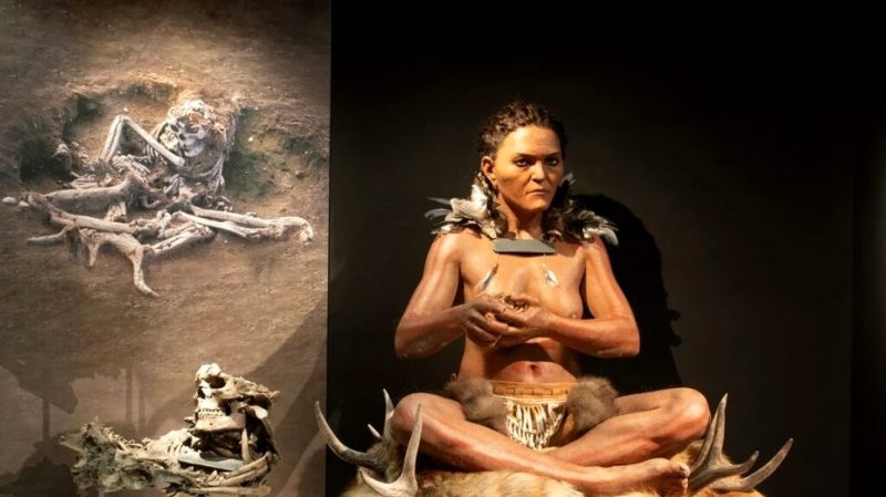 descoperire-impresionanta-in-aceasta-tara-din-europa:-motivul-pentru-care-un-copil-din-epoca-de-piatra-a-fost-ingropat-in-piele-de-caprioara-si-cu-pene-de-ciocanitoare