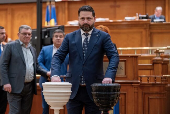 „uniti-pentru-romania”-depune-motiune-de-cenzura-impotriva-guvernului-bolojan:”vom-continua-sa-punem-presiune-politica-si-parlamentara”