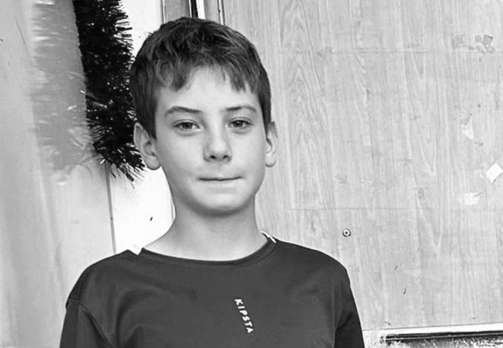 durere-fara-margini-la-inmormantarea-lui-danut,-elevul-de-14-ani-care-a-murit-dupa-ce-a-lesinat-la-ora-de-sport-–-playtech-stiri
