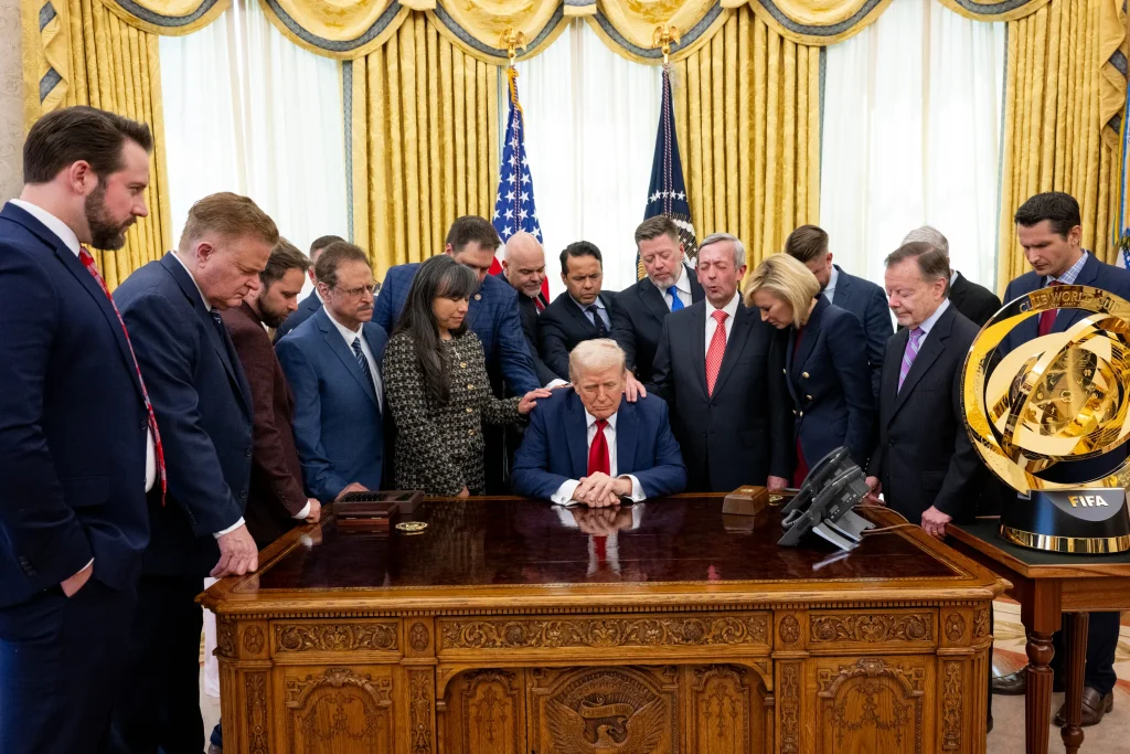 scena-bizara-la-casa-alba.-pastorii-s-au-adunat-in-biroul-oval-pentru-a-face-o-rugaciune-colectiva-pentru-donald-trump:-sa-primeasca-intelepciune-divina-–-playtech-stiri