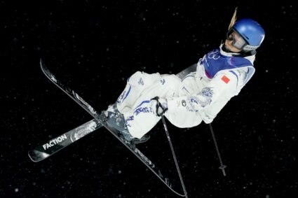 campioana-olimpica-a-avut-o-aparitie-cu-care-i-a-lasat-cu-gura-cascata-pe-toti.-cum-a-venit-imbracata-la-luvru