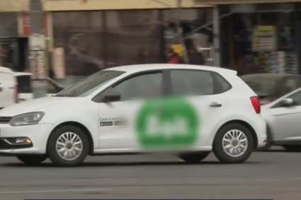 mesajul-unui-sofer-de-ride-sharing,-lipit-pe-tetiera,-care-a-devenit-viral-pe-retelele-sociale.-un-client-l-a-fotografiat-si-a-emotionat-internetul