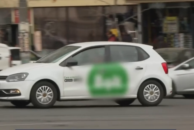 mesajul-unui-sofer-de-ride-sharing,-lipit-pe-tetiera,-care-a-devenit-viral-pe-retelele-sociale.-un-client-l-a-fotografiat-si-a-emotionat-internetul