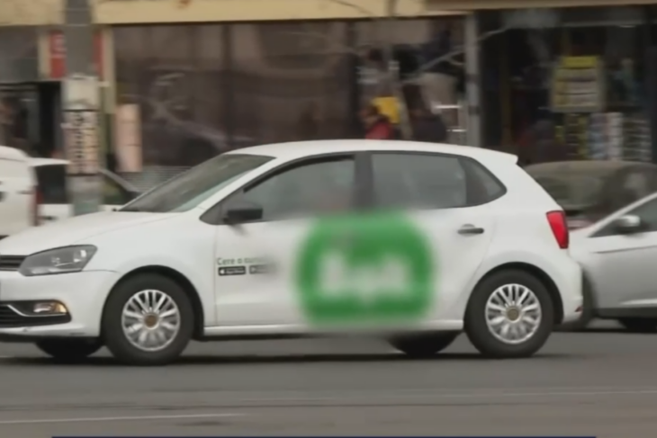 mesajul-unui-sofer-de-ride-sharing,-lipit-pe-tetiera,-care-a-devenit-viral-pe-retelele-sociale.-un-client-l-a-fotografiat-si-a-emotionat-internetul