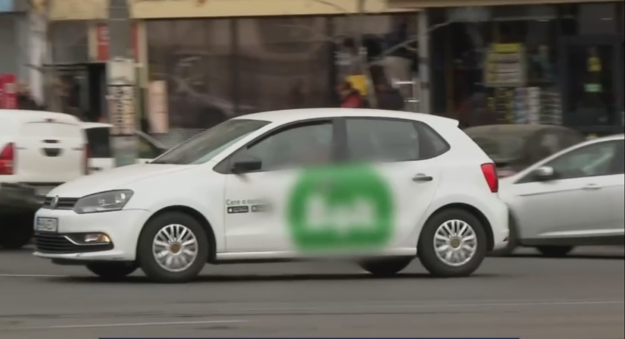mesajul-unui-sofer-de-ride-sharing,-lipit-pe-tetiera,-care-a-devenit-viral-pe-retelele-sociale.-un-client-l-a-fotografiat-si-a-emotionat-internetul