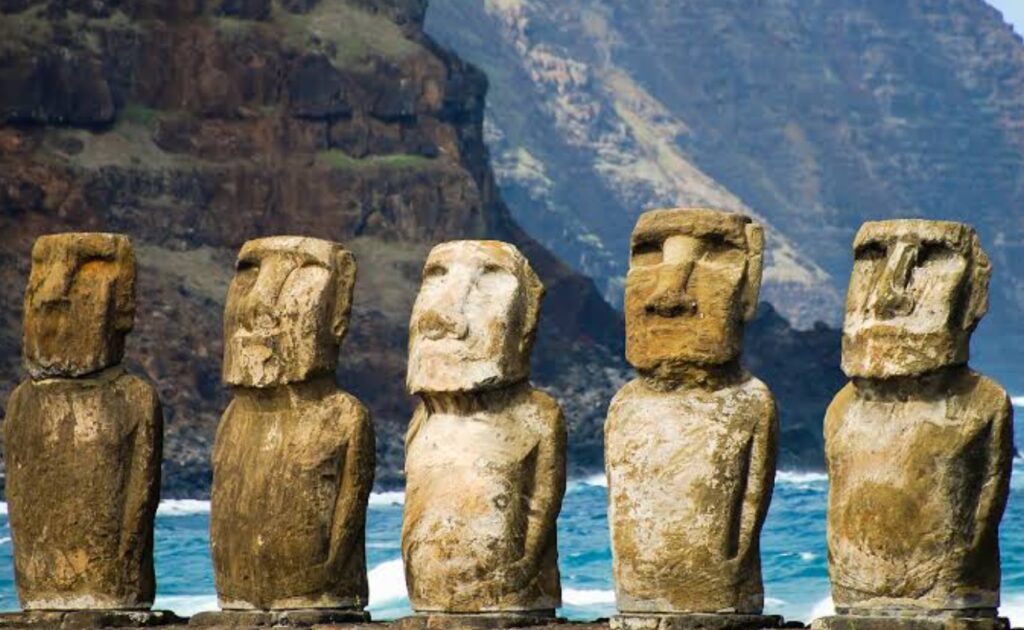 de-ce-se-degradeaza-statuile-moai-din-insula-pastelui-si-ce-se-poate-face-pentru-a-le-salva