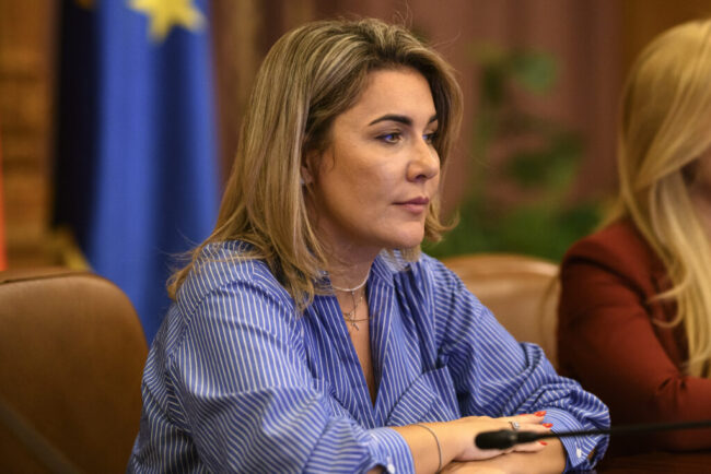 gianina-serban-(deputat-aur):-cerem-demisia-ministrului-de-externe-oana-toiu!-cetatenii-romani-nu-pot-fi-tratati-cu-dispret